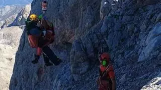 Herido un montañero de 29 años al sufrir una caída en la cresta entre Cabrones y Torrecerredo, en los Picos de Europa