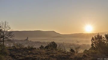 Moià. Començant el dia, pels volts de Moià veiem aquesta sortida de sol, que segur que brillarà durant el dia, encara que, de moment, amb una mica de boira matinera.