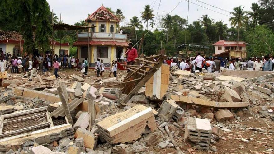 Vecinos y equipos de rescate deambulan entre los restos del templo en busca de más víctimas.