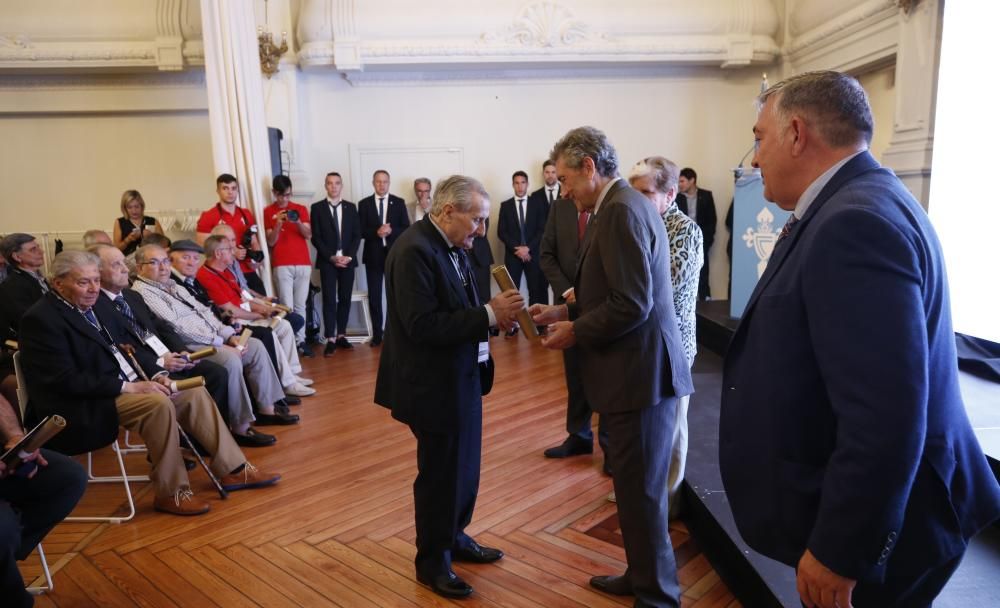 El acto de entrega de las insignias de oro a los socios del Celta // R. Grobas