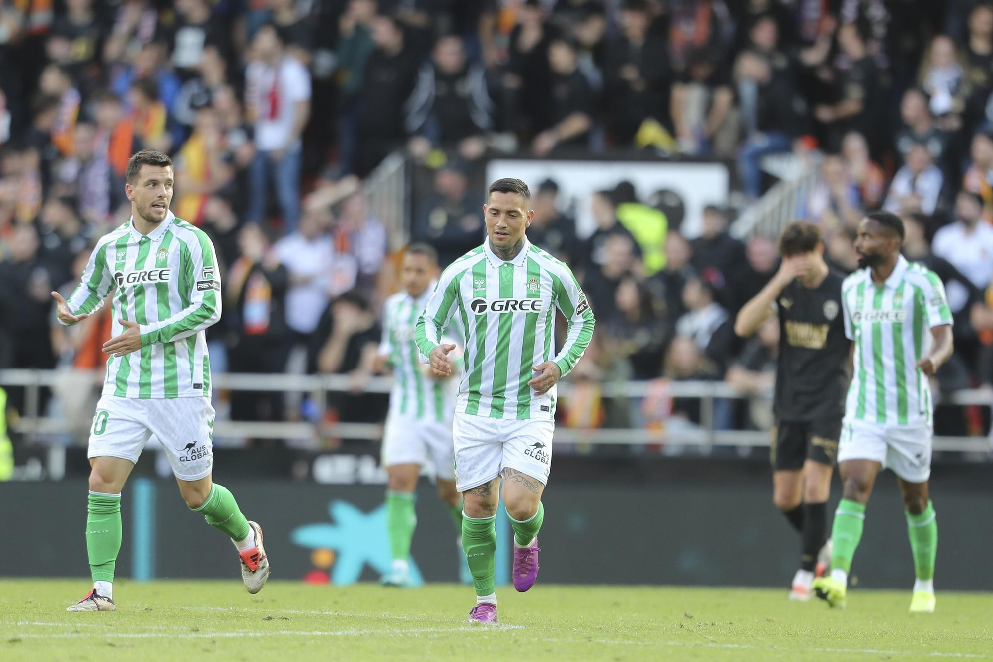 Chimy avila del Betis celebra un gol durante el partido de fútbol de la liga española, La Liga EA Sports, jugado entre el Valencia CF y el Real Betis Balompié en el estadio de Mestalla el 23 de noviembre de 2024, en Valencia, España.