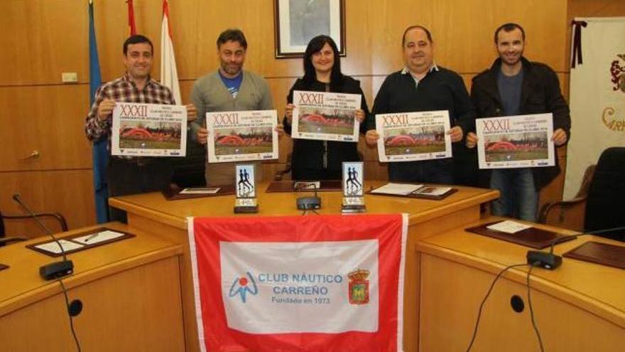 Por la izquierda, José Gabriel Rodríguez (concejal de Deportes), José Ramón Tuero (director general de Deportes), Amelia Fernández (alcaldesa de Carreño), Luis Alfonso Prendes (presidente del Club Náutico Carreño) y Manuel Antonio Iglesias (vocal de la Federación Asturiana de Atletismo), ayer, durante la presentación.