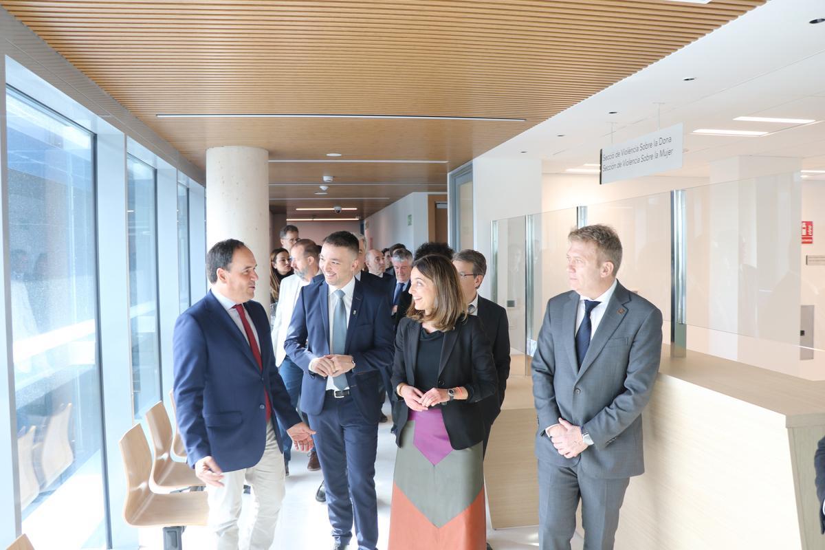 El president Juanfran Pérez Llorca visita el Palacio de Justicia de Llíria junto al alcalde Paco Gorrea.