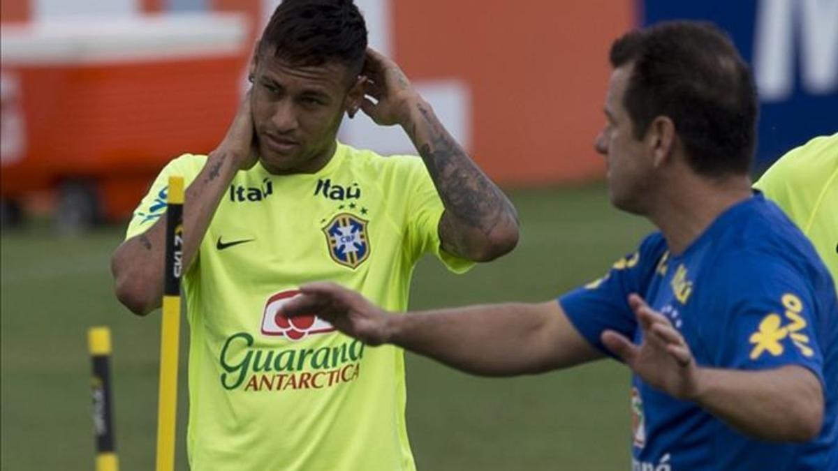 Neymar entrenándose con Brasil