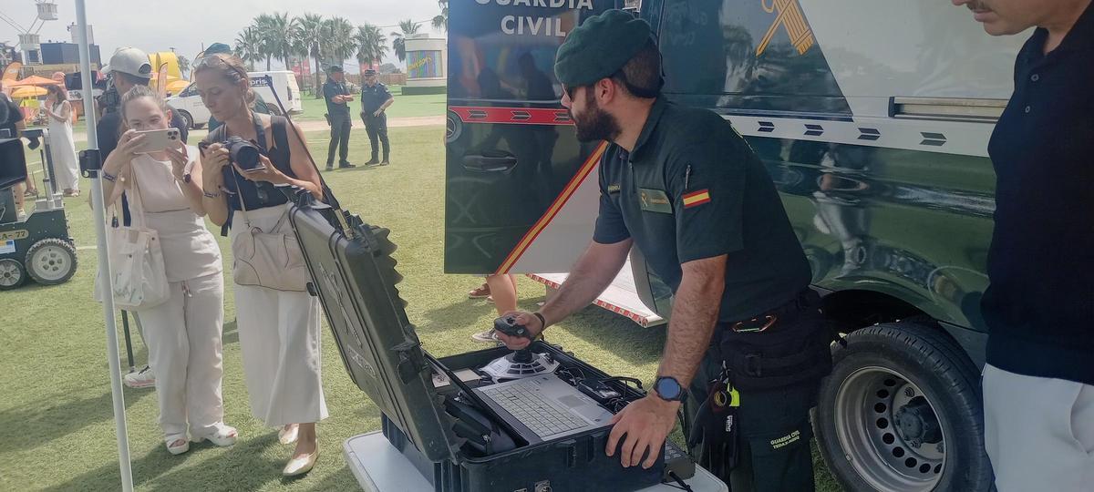 Efectivos de la Guardia Civil durante el simulacro de seguridad del Zevra.
