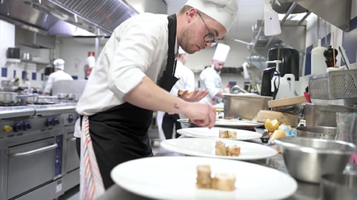 El granadino, Raúl Campillo, ganador de la pasada edición, preparando su plato en la final del Premio Promesas 2023.