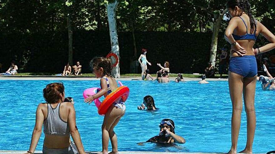 El reglament no ho contempla com a prohibició, però a la piscina pública de La Devesa es recomana no fer «&#039;topless&#039; a dins de l&#039;aigua».