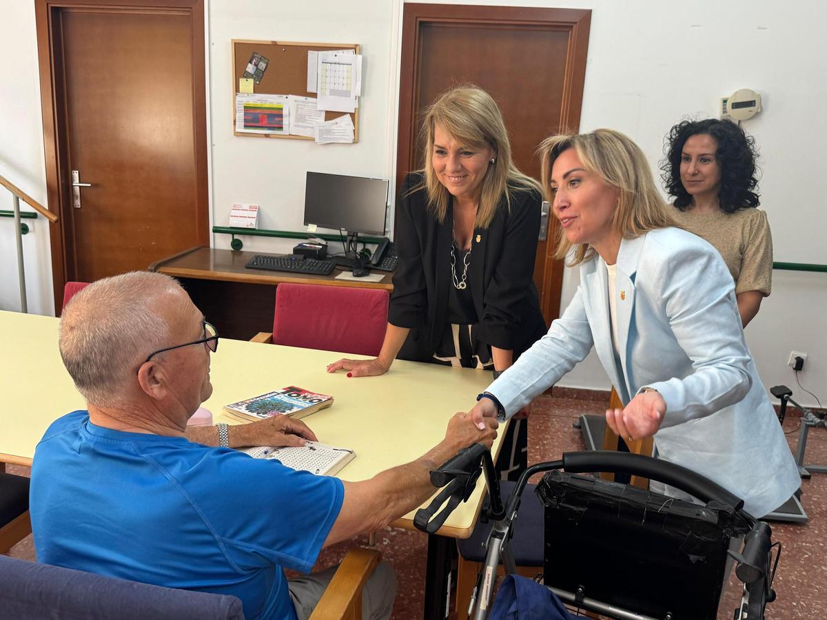 Pilar Peris saluda a un residente de la residencia Massamagrell junto a Susana Camarero.