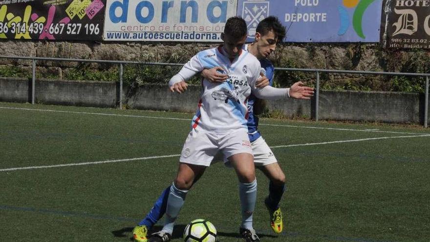 Un jugador del Arcade presiona a uno del Cruceiro durante el partido de ayer. // Santos Álvarez