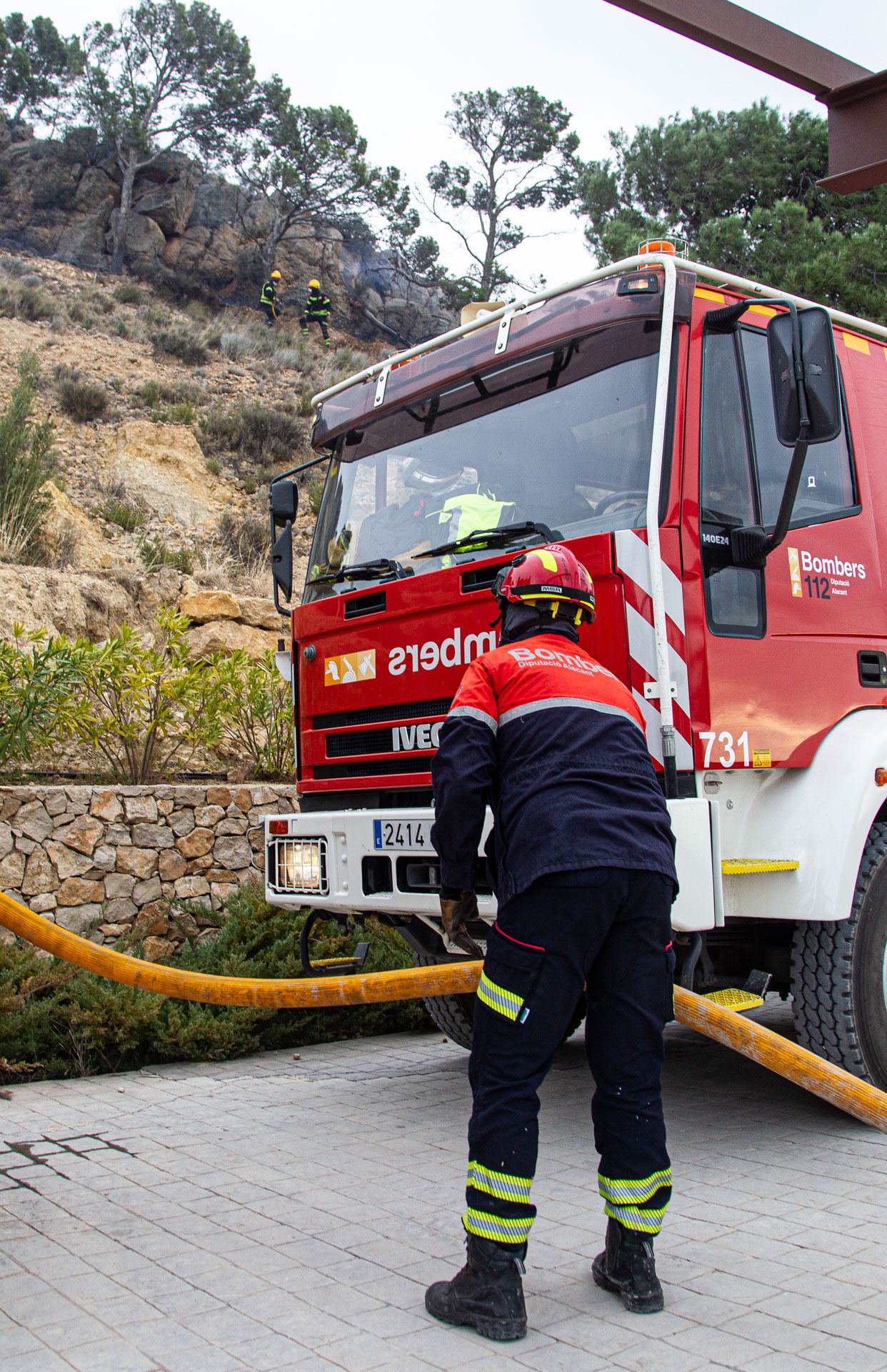 Decenas de vecinos desalojados por el incendio de Aigües