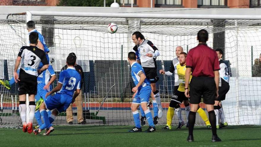 Llerandi marca a la salida de un córner el primer tanto mierense ante el Covadonga.