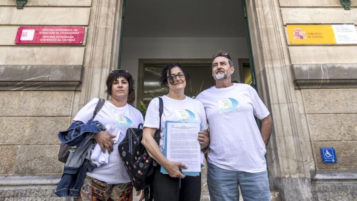 Los representantes de Rel-i-Pública ayer frente a la Delegación de Gobierno.