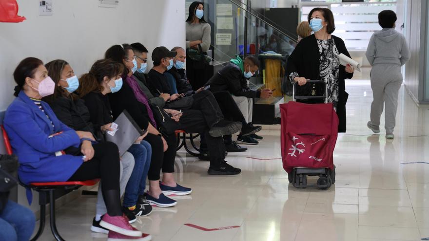 Sanidad implanta el uso obligatorio de la mascarilla en centros sanitarios ante el repunte de infecciones respiratorias