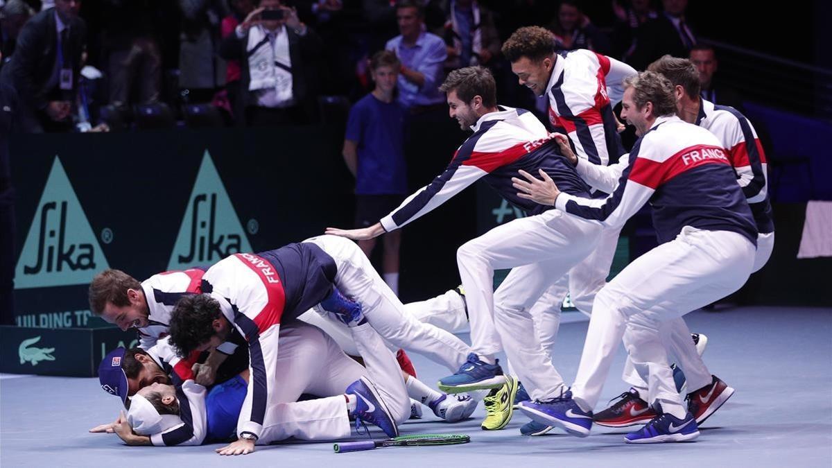 El equipo francés se abalanza sobre Lucas Pouille tras conseguir este el punto definitivo sobre Steve Darcis en la final de la Copa Davis.