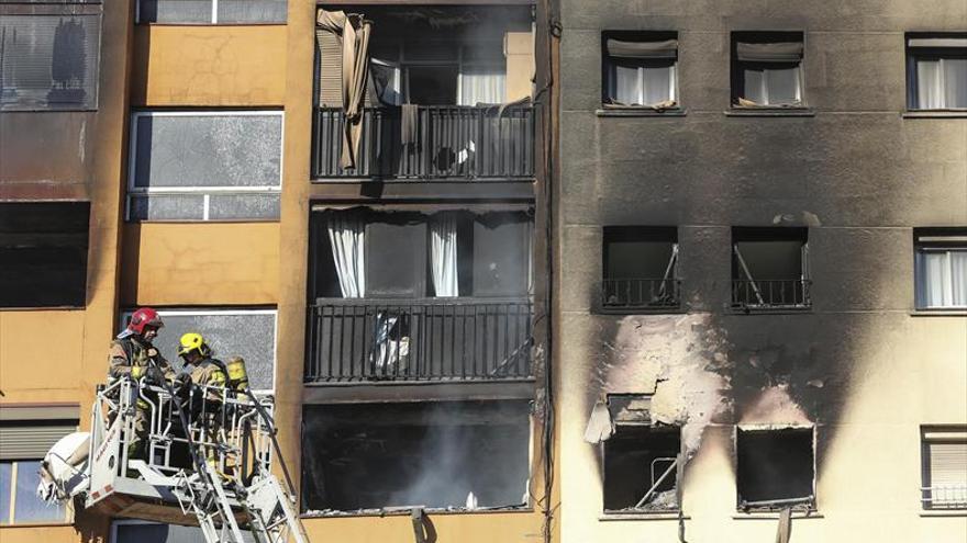 Un tubo de fuego mortal quema un edificio de viviendas en Badalona