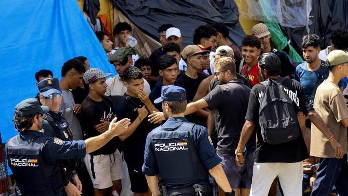 Un grupo de migrantes, controlados por la Policía en Ceuta.