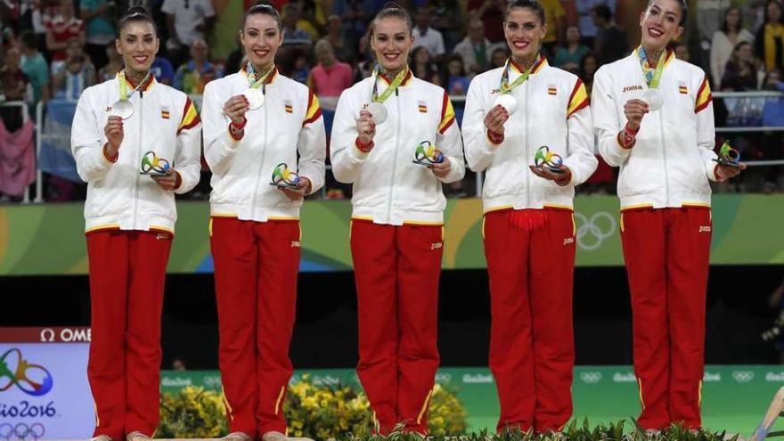 El equipo español de gimnasia rítmica en el podio con la medalla de plata lograda en la jornada final de los Juegos Olímpicos de Río. // Orlando Barría
