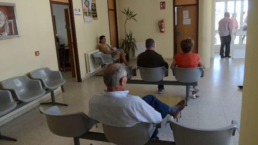 Sala de espera en el centro de salud de Ribadumia. // Noé Parga