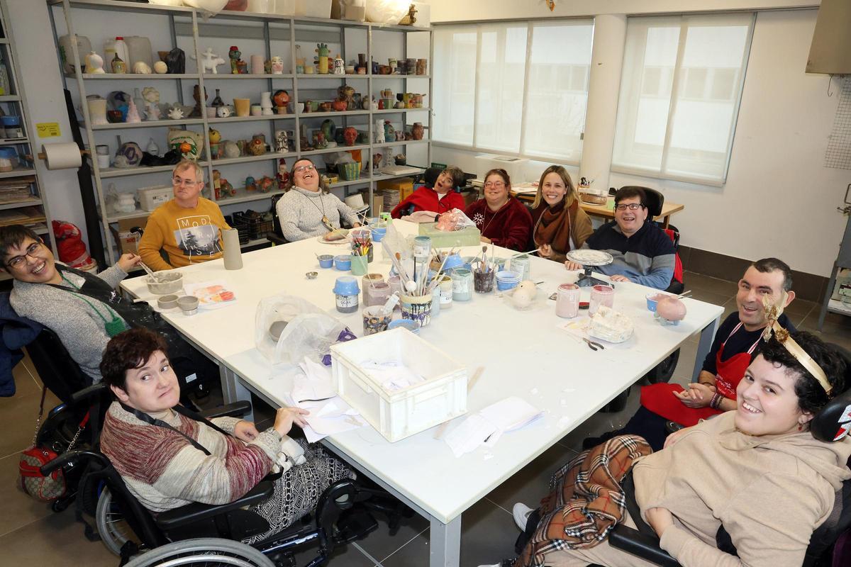 Rosa junto a sus compañeros y compañeras del taller de cerámica de Apamp.