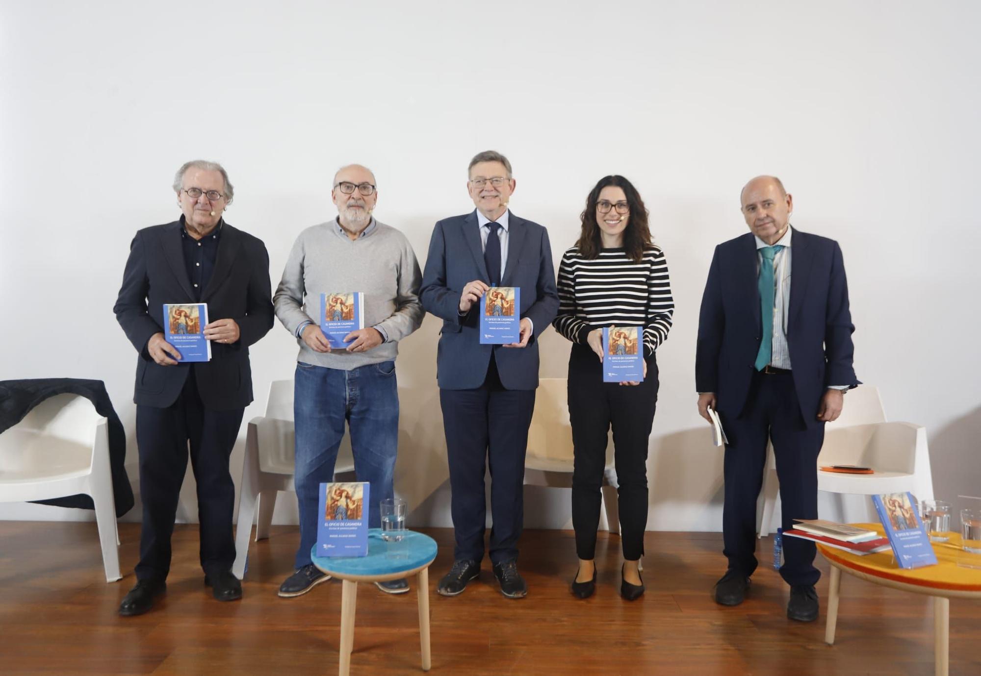 La presentación del libro de Manuel Alcaraz en el Centro del Carme, con Puig y Aitana Mas