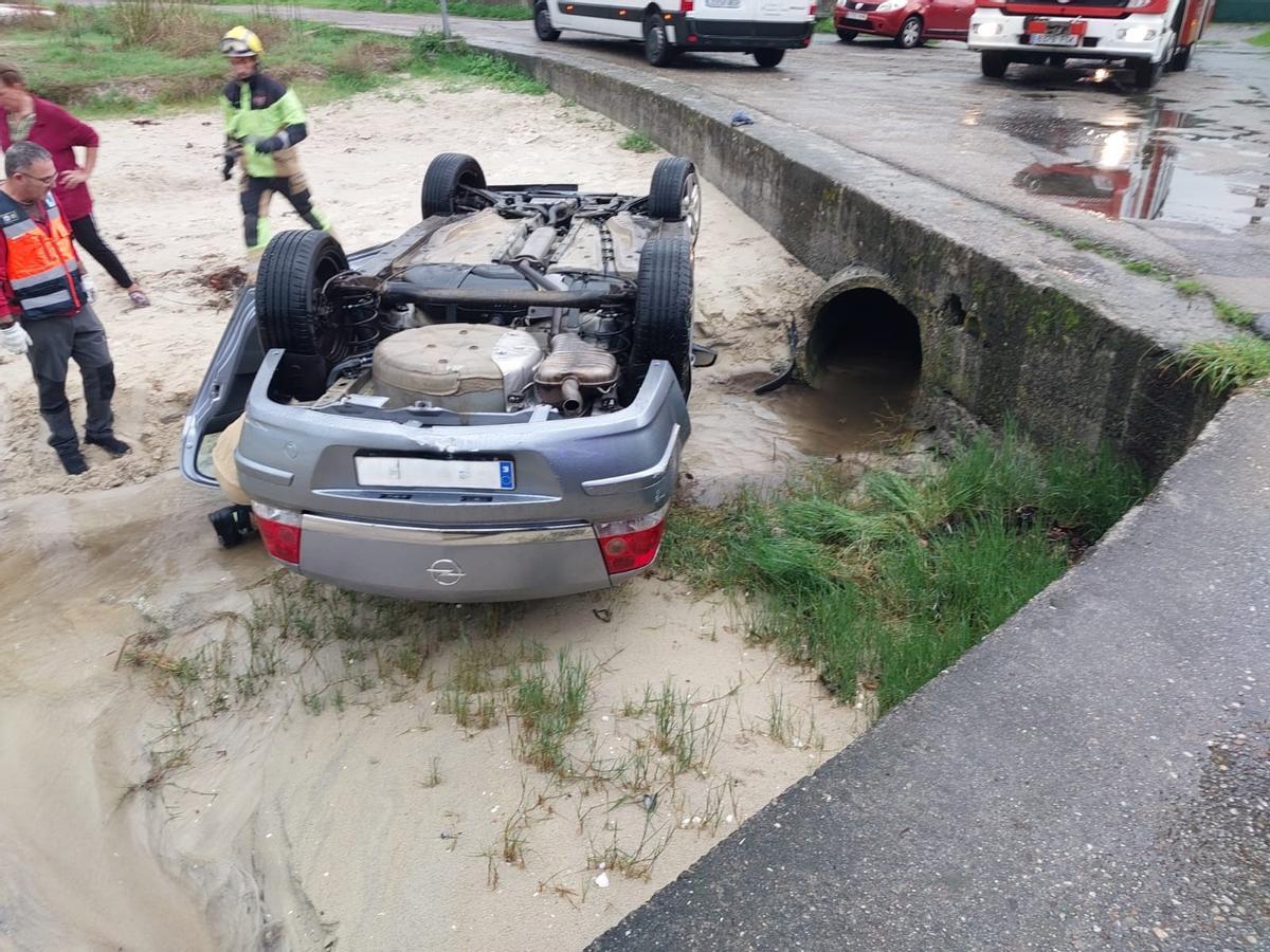 Efectivos de emergencias socorrieron al conductor accidentado.