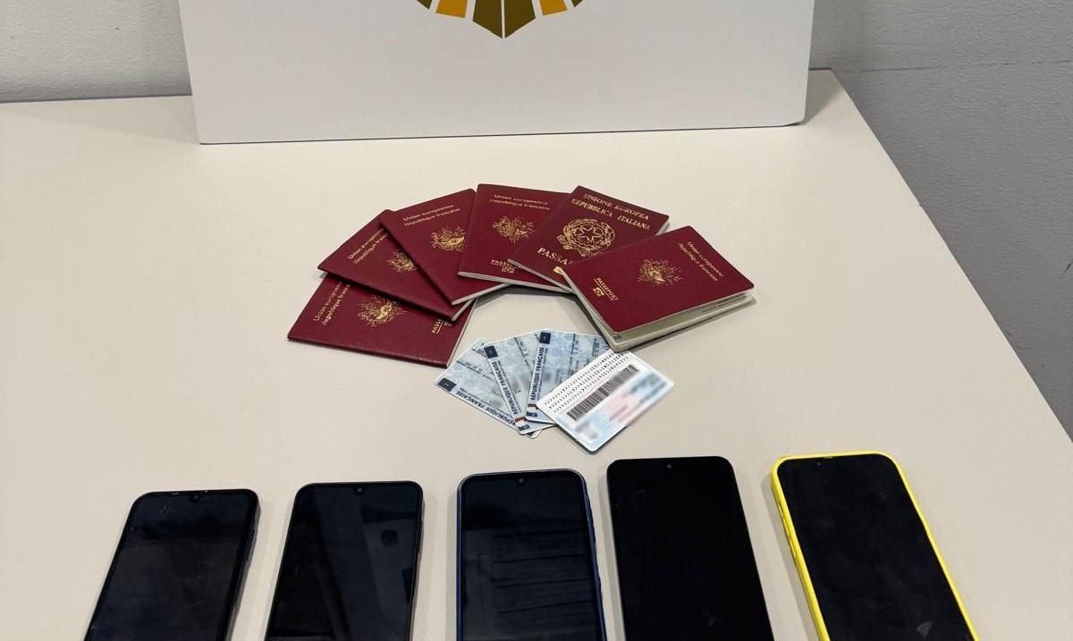 Imagen de los documentos, pasaportes y cartas de identidad, requisados al sospechoso