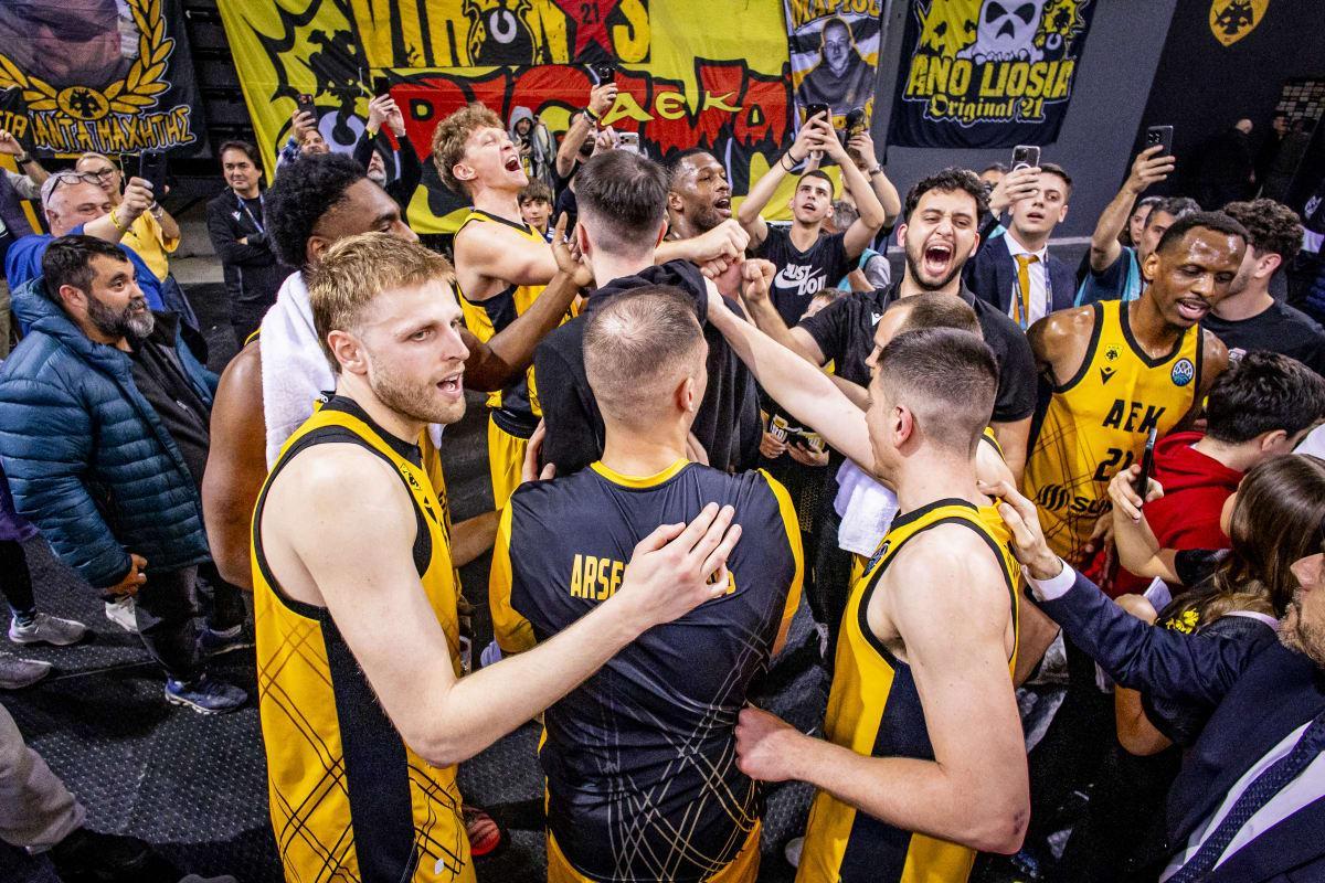 La plantilla del AEK celebra su victoria frente al Joventut, que le dio el pase a la Final Four de la BCL.