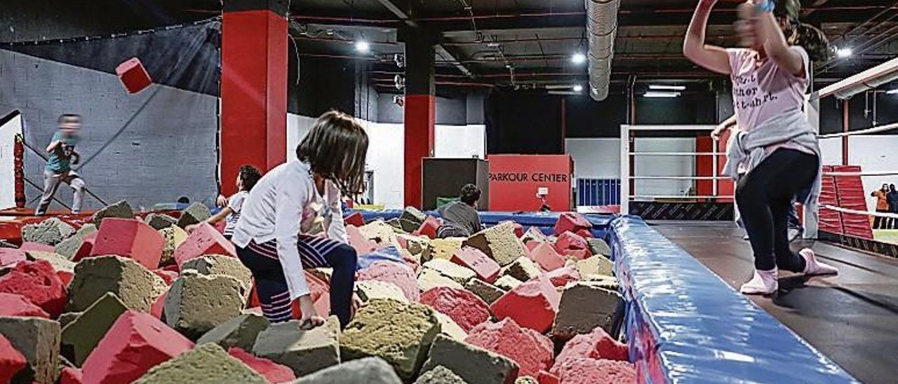 Área de camas elásticas y piscina de espuma en Parkour Center.