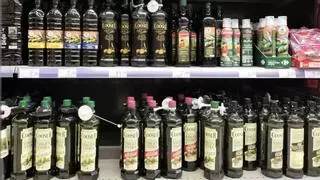 Consumo investiga si las principales cadenas de supermercados están aplicando bien la rebaja del IVA de los alimentos como el aceite