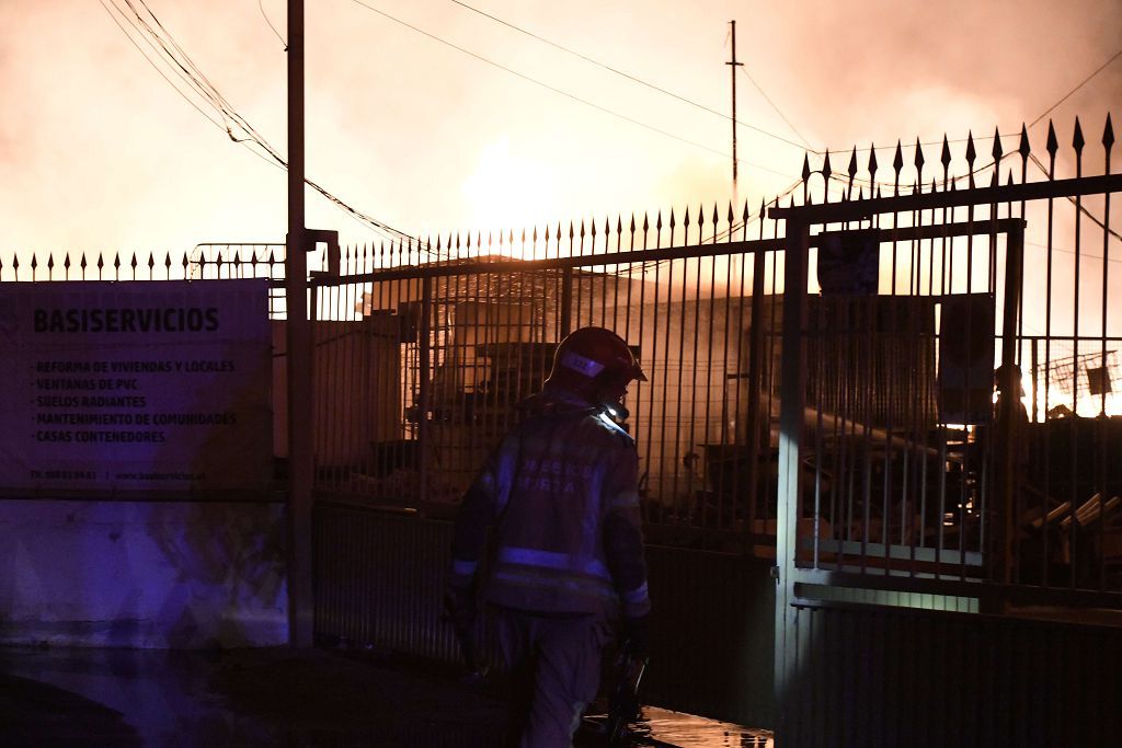 Estas son las imágenes que el aparatoso incendio de Puente Tocinos ha dejado este sábado