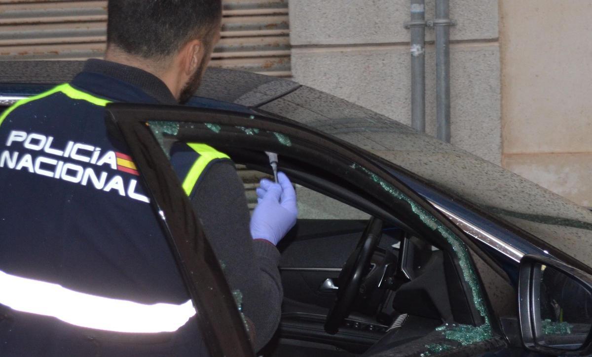 Un investigador examina una de las lunas rotas.