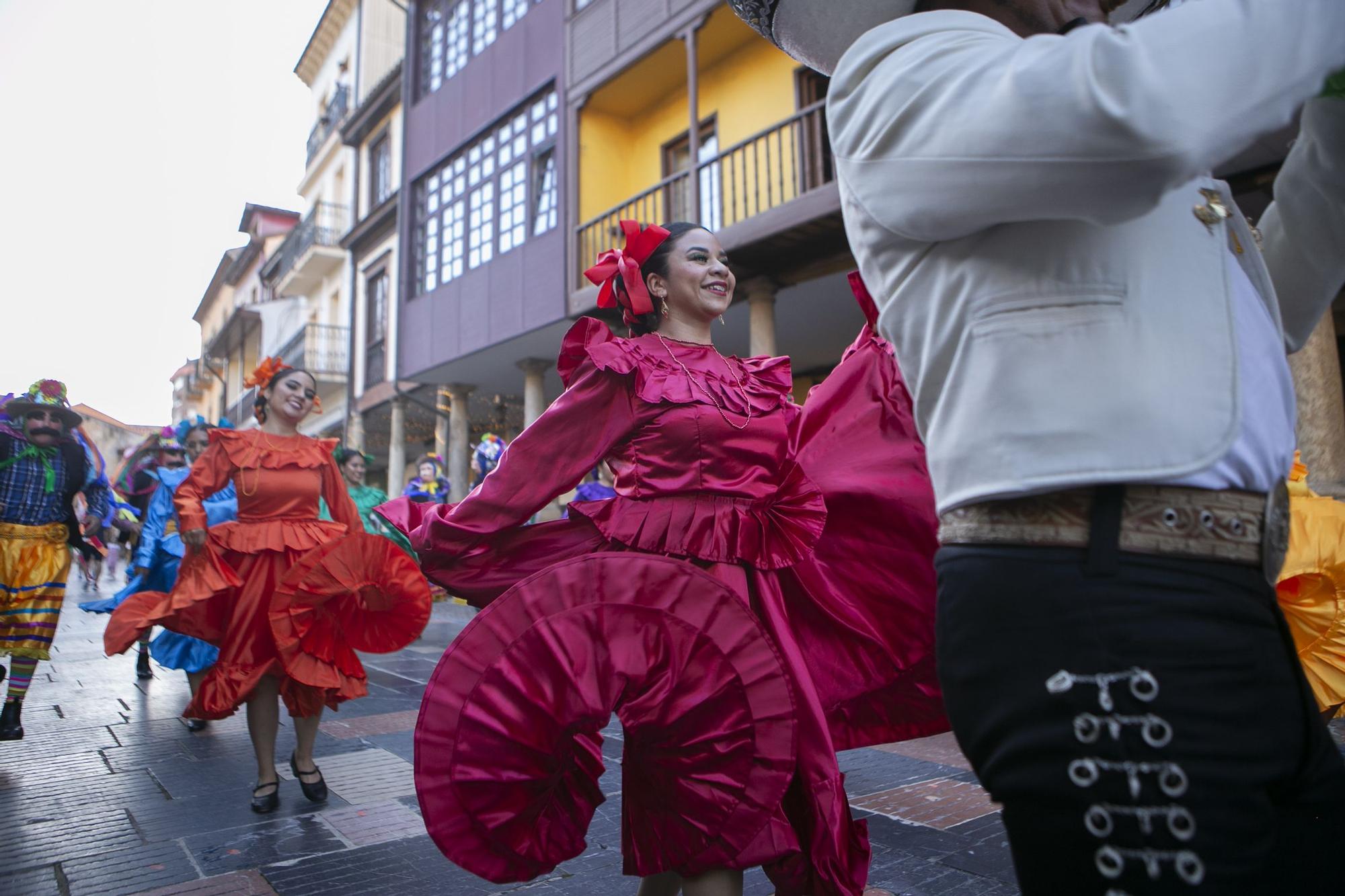 El festival de música y danzas populares llena las calles de Avilés de color