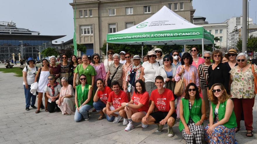 Fotografía de familia de los participantes en la yincana organizada por la Junta Provincial de la AECC  en A Coruña para despedir el curso de su programa ‘EnRede’, ayer, en la Marina.  | // VÍCTOR ECHAVE