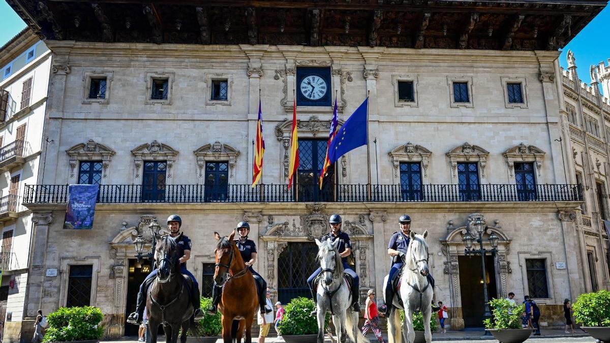 Agentes de la Unidad montada en la plaza de Cort.