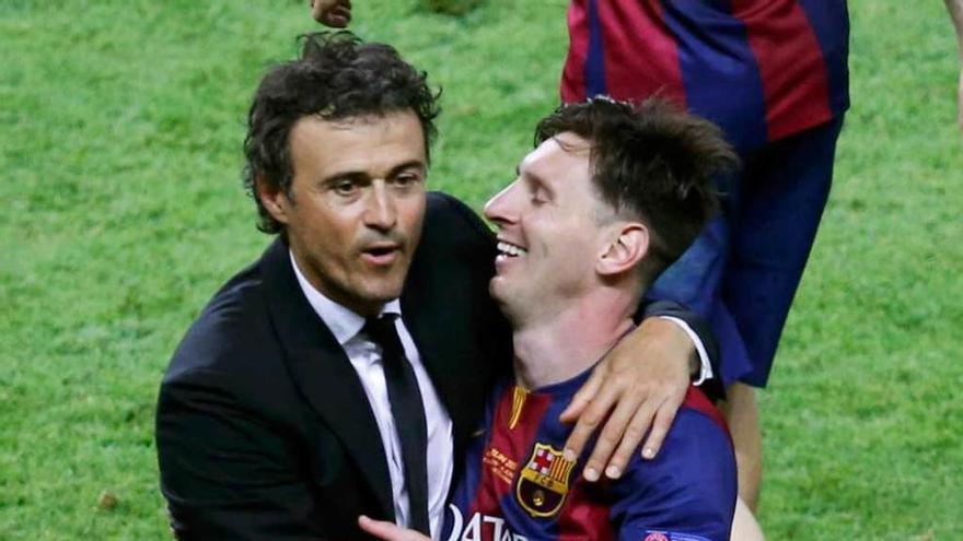 Luis Enrique se abraza con Messi al finalizar el partido.