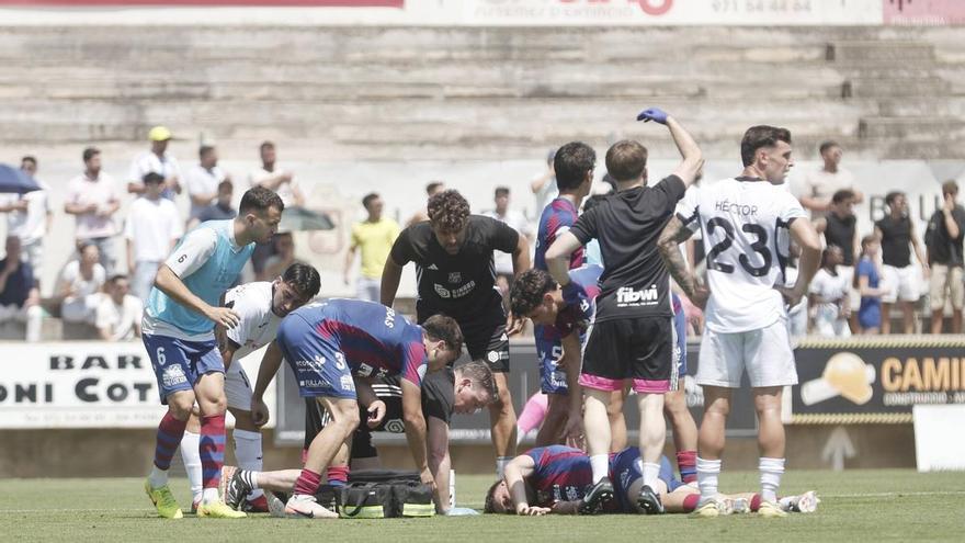 Susto monumental en el Poblense-Águilas: Toni Penyafort se marcha en ambulancia