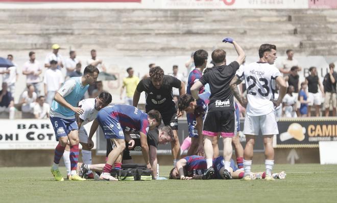 Susto monumental en el Poblense-Águilas: Toni Penyafort se marcha en ambulancia