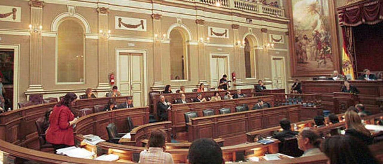 El Parlamento debate la crisis abierta  en Sanidad y los recortes del Estado