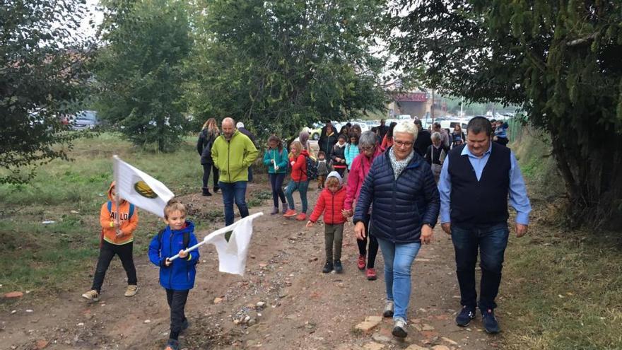 Massegú, a la dreta, amb professors i famílies que han anat a peu a l&#039;escola, aquest matí.