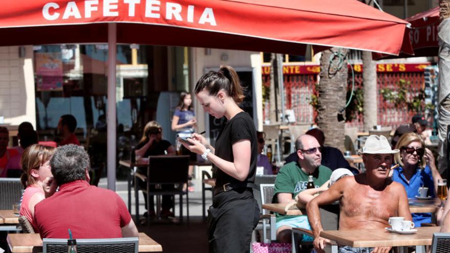 El paro baja en 5.078 personas en Alicante en junio