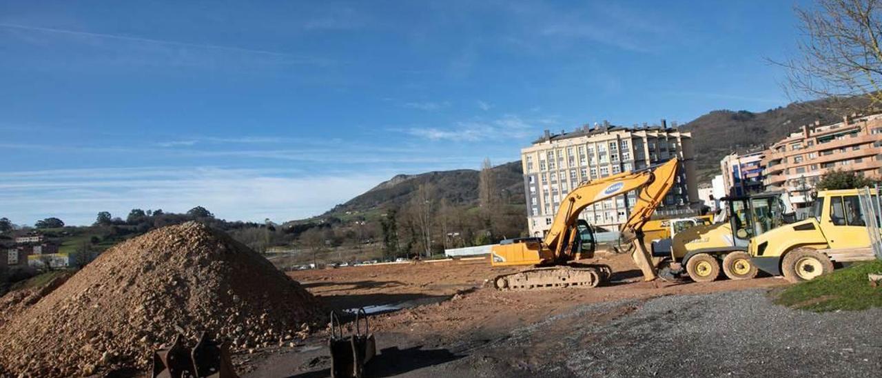 Las obras del insitutto, paradas, con un montón de tierra acumulada en medio de la parcela.