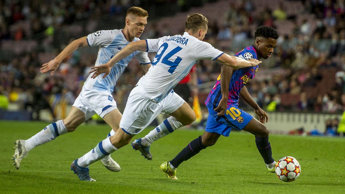 Ansu Fati trata de deshacerse del marcaje de Kedziora durante el partido de liga de campeones entre el FC Barcelona y el Dinamo de Kiev