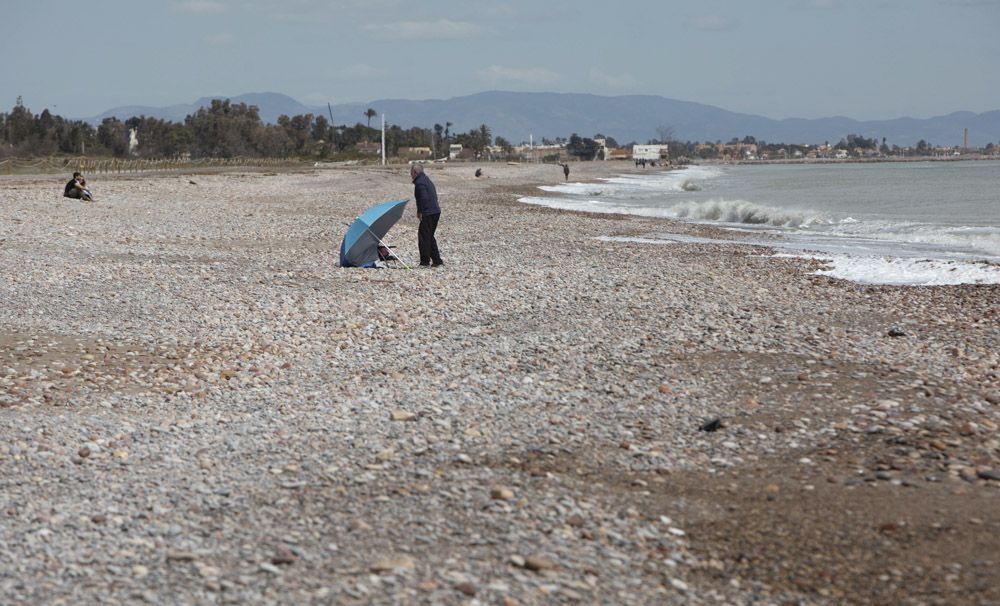 La erosión aumenta en el litoral norte de Sagunt y las piedras llegan a la playa de Canet.