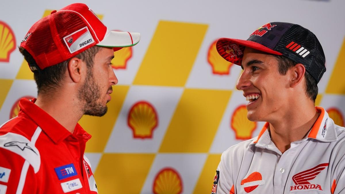 Andrea Dovizioso, a la izquierda, y Marc Márquez conversan, hoy, de forma amigable tras la conferencia de prensa del GP de Malasia.