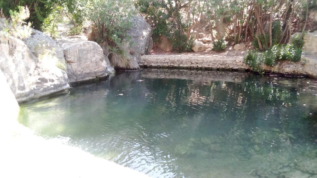 La ruta de senderismo en Alicante que más brilla en primavera: fácil, circular y hasta con pozas de agua