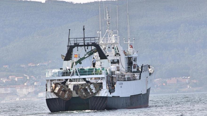 Un barco pesquero faenando. // Santos Álvarez