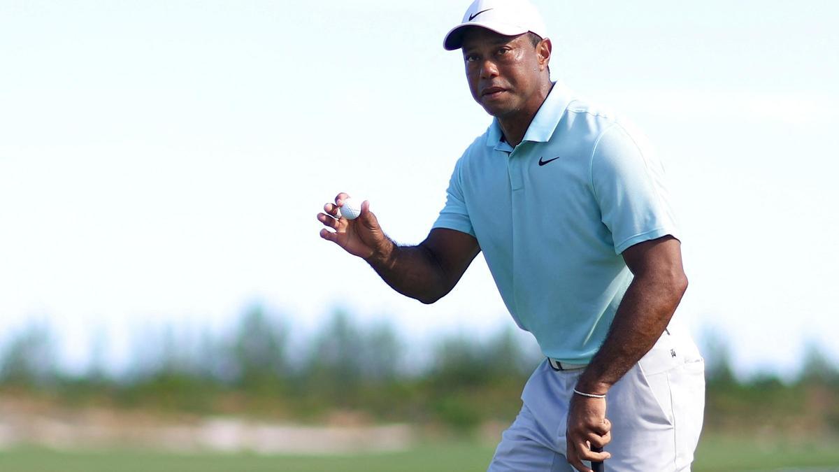 Tiger Woods saluda a los espectadores tras finalizar un hoyo en la tercera jornada