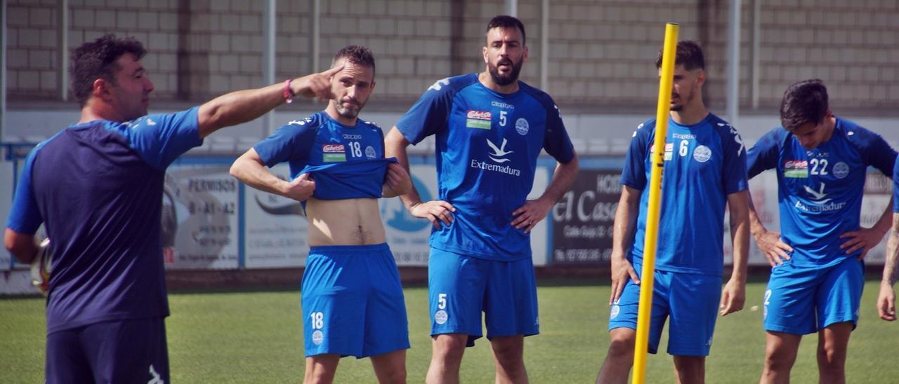 Rai da instrucciones durante un entrenamiento del Coria.