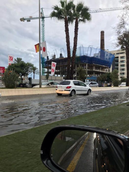 La calle Pacífico, anegada por el agua caída a primera hora de la mañana.