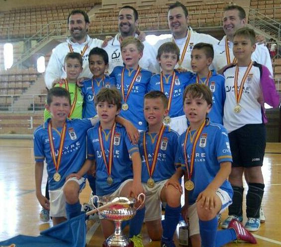 Yayo, el cuarto por la izquierda de la fila del medio, tras proclamarse campeón de España benjamín en 2014.